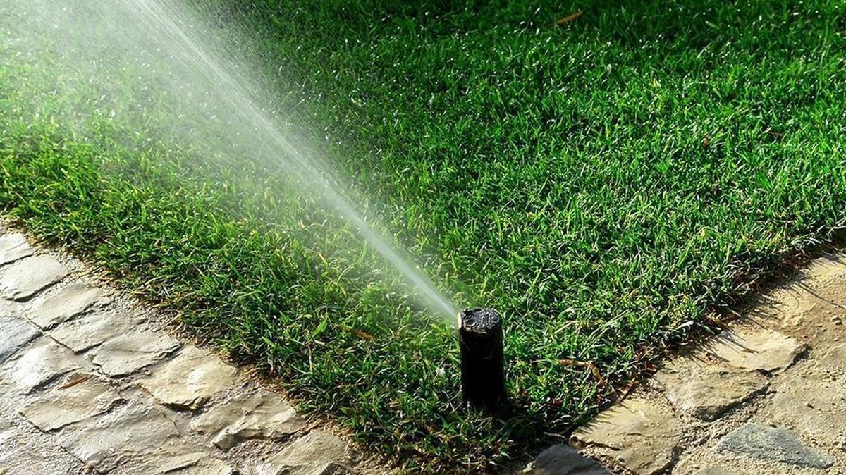 Californians’ failure to meet water-conservation goals in October marked the first misstep in the effort to curb water use since mandatory standards went into effect.