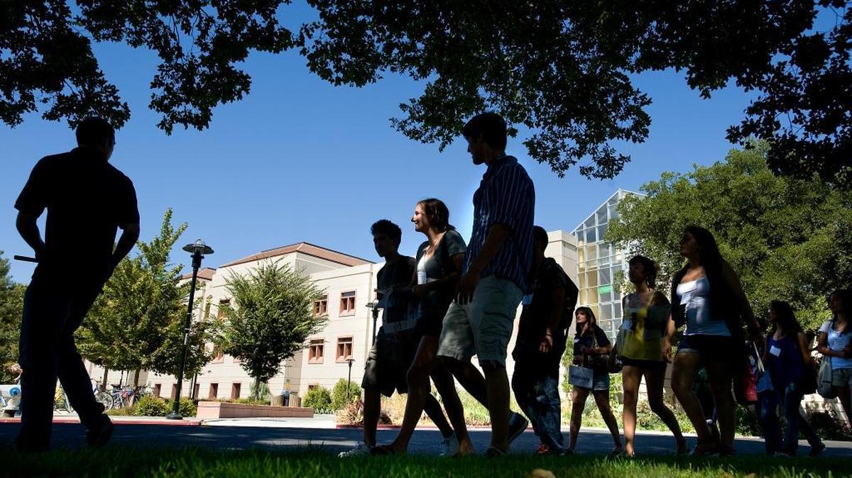 Incoming freshmen tour the campus during orientation at UC Davis in 2009.