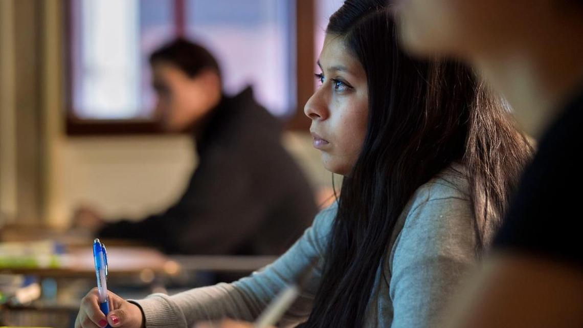 Este es el estado de la asequibilidad universitaria para los estudiantes latinos; un sistema de asistencia financiera cuya navegación es compleja y que no aborda el costo total de la universidad.