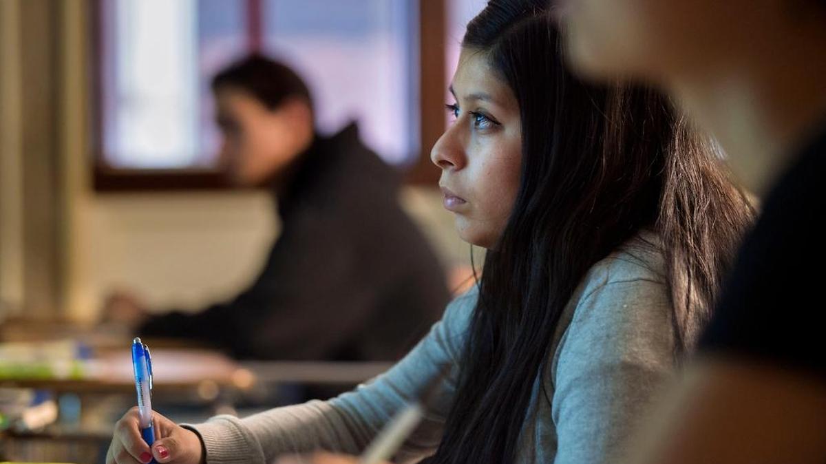 Este es el estado de la asequibilidad universitaria para los estudiantes latinos; un sistema de asistencia financiera cuya navegación es compleja y que no aborda el costo total de la universidad.