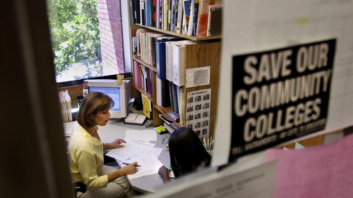 Cosumnes River College counselor Estella Hoskins, left, works with a student on her fall schedule of classes, Aug. 11, 2003.
