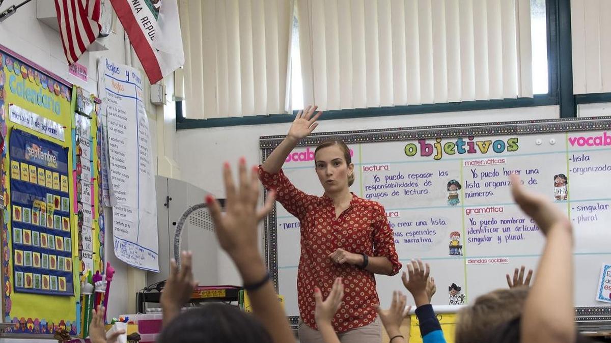 Karina Gutierrez teaches a third-grade class in Spanish at the Thomas Edison Language Institute in Sacramento on Wednesday, Sept. 7, 2016. The institute has for years taught students in both Spanish and English, despite a 1998 statewide initiative that was expected to ditch bilingual education in California.