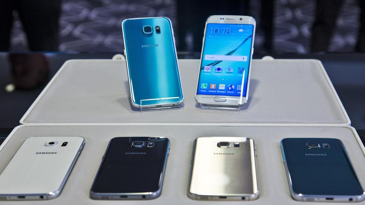 
Receiving a notification of an incoming phone call or text message on a cellphone can distract people from an activity just as much as talking on the phone or texting, researchers at Florida State University reported.

