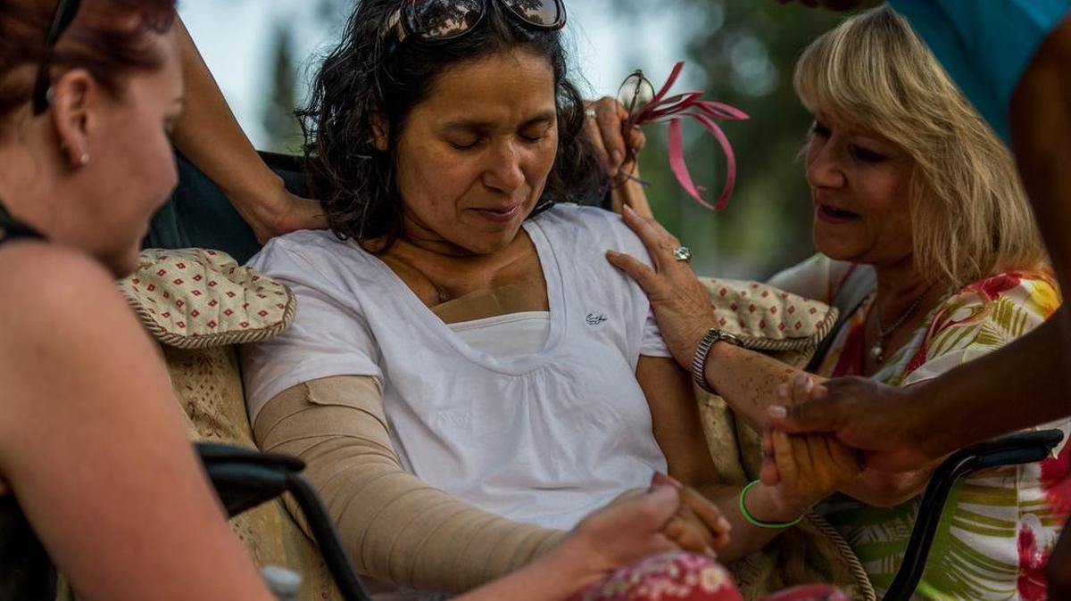 
Esperanza Hannon, a mother of four, has breast cancer and is pursuing alternative treatment in Mexico. A crowdfunding effort looks to raise the treatment’s initial $30,000 cost.
