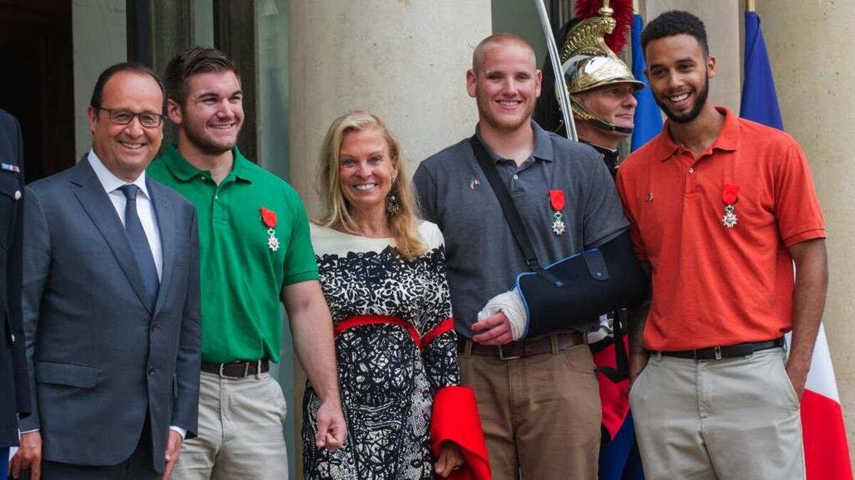 
From left, French President Francois Hollande, U.S. National Guardsman from Roseburg, Ore., Alek Skarlatos, U.S. Ambassador to France Jane D. Hartley, U.S. Airman Spencer Stone and Anthony Sadler, a senior at Sacramento State University in California, pose for photographers as they leave the Elysee Palace in Paris, France, after Hollande awarded the three men with the French Legion of Honor on Monday, Aug. 24, 2015. 
