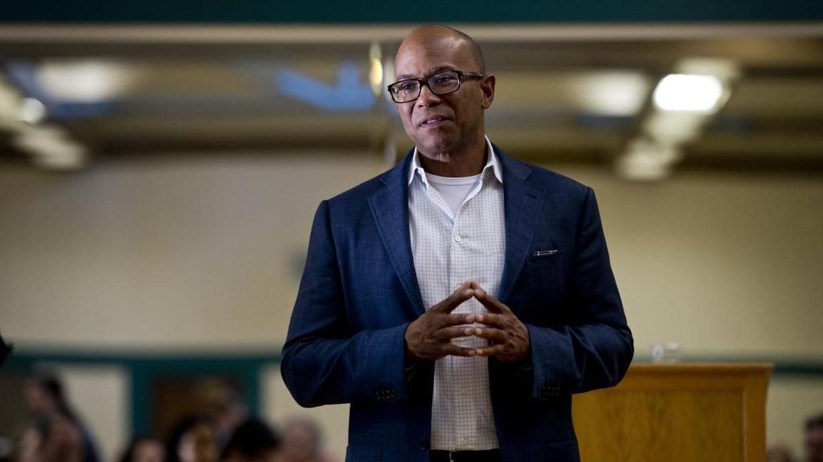 Councilman Allen Warren hosts a community meeting regarding Grant High School facility repairs on April 7, 2014 at Robertson Community Center in Sacramento, Calif.