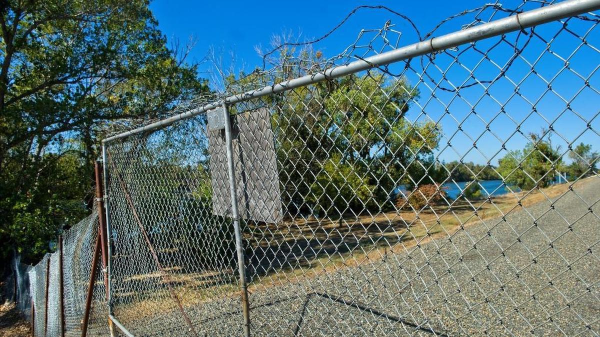 A public parkway linking downtown with the Pocket has been the vision of Sacramento leaders since the 1970s. Some riverfront homeowners in the Pocket area possess property rights to the land that stretches from their backyards to the river, including the top of the levee, where a trail would be built. In some places, chain-link fences block access to areas where the land is private.