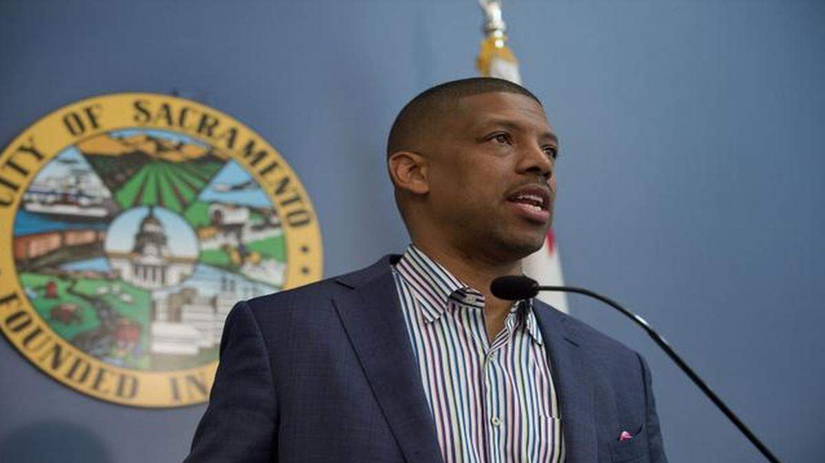 
Sacramento Mayor Kevin Johnson and other city leaders said this week they want to explore raising the minimum wage in the city.
