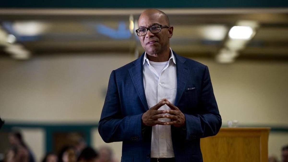 Sacramento Councilman Allen Warren announced Thursday he is seeking re-election in his north Sacramento district. A former staffer dropped her sexual harassment claim against Warren last month.
