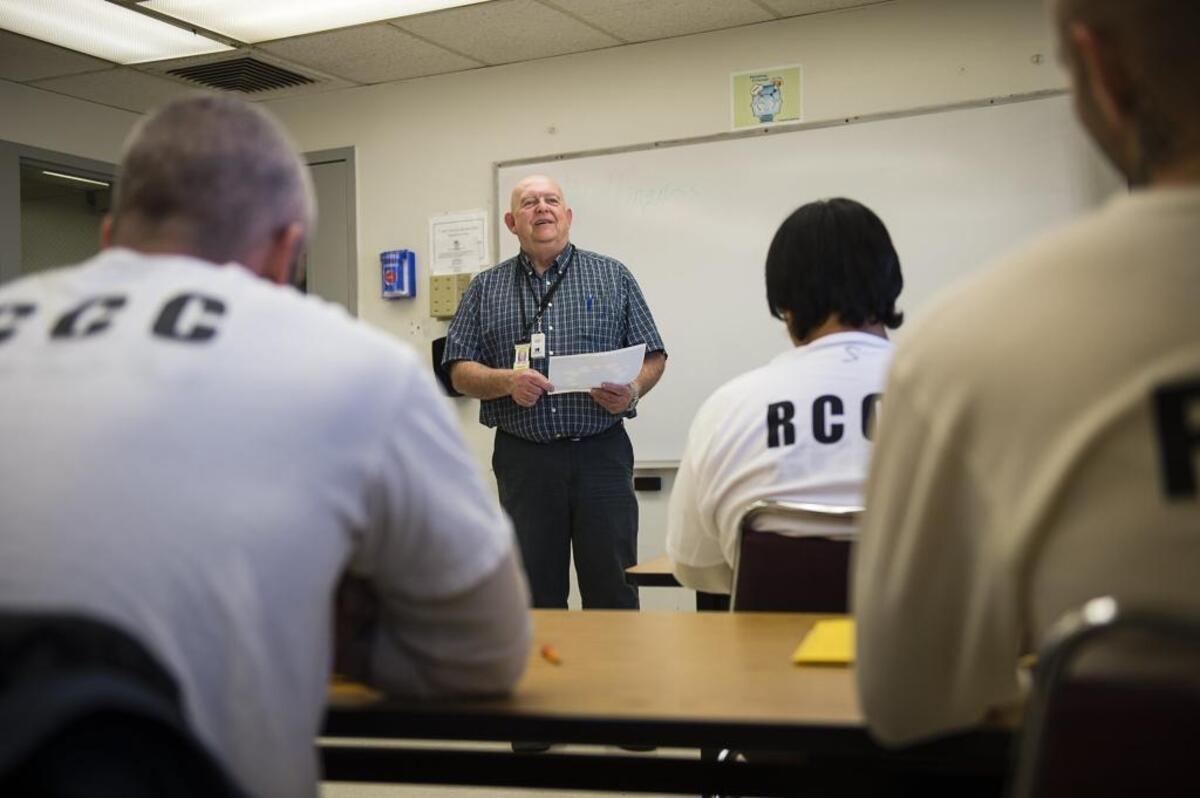 Re-entry specialist Robert Greear leads a class with inmates at Rio Cosumnes Correctional Center in Elk Grove on Dec. 18, 2017.