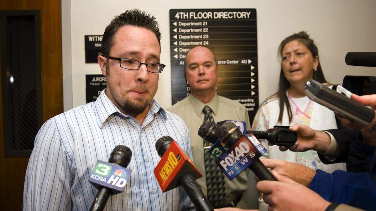 A jury awarded $16.6 million to the family of Jennifer Strange, including husband William Strange, left, after Jennifer Strange’s death in 2007 as a result of her participation in radio station 107.9 The End’s “Hold Your Wee for a Wii” competition. Jennifer Strange’s mother, Nina Hulst, is at right; Hulst’s husband, Mark Hulst, is at center.