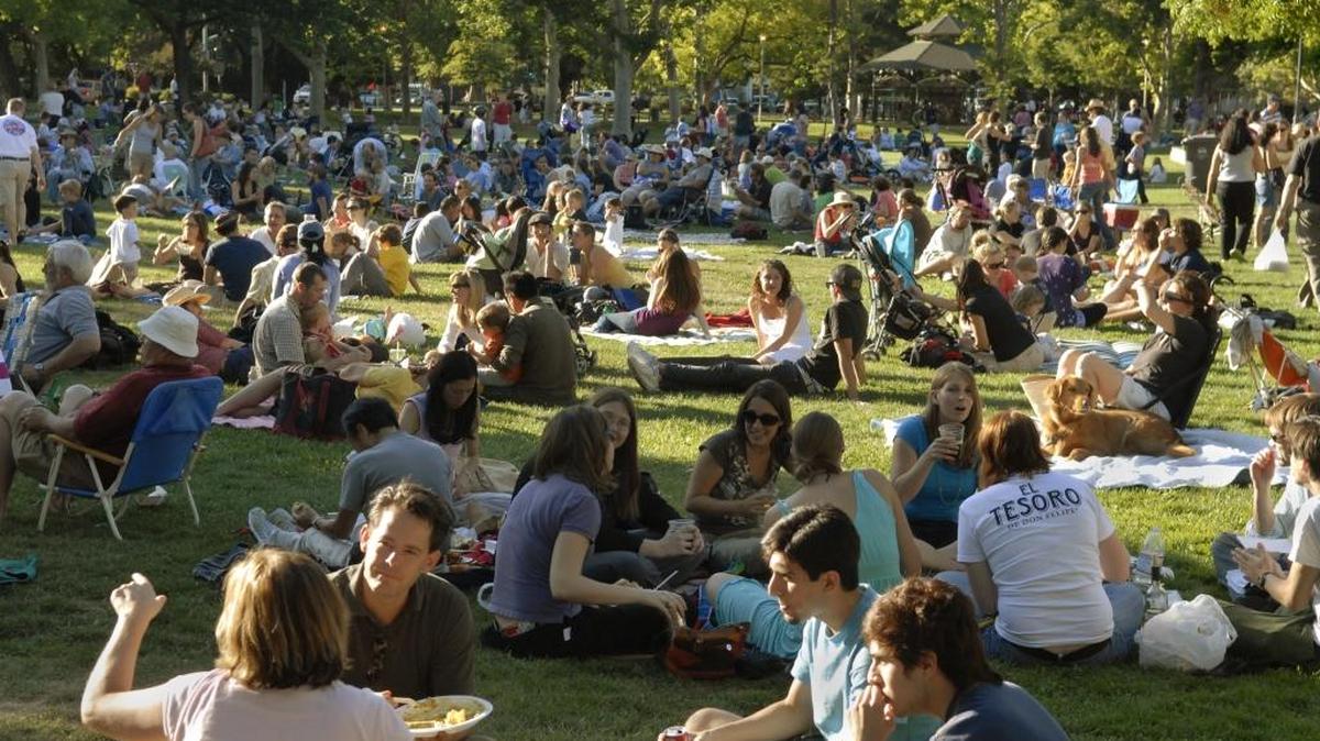 
The city of Davis has extended its ban on smoking to places such as its downtown park, which was crowded during a farmers market in 2008.
