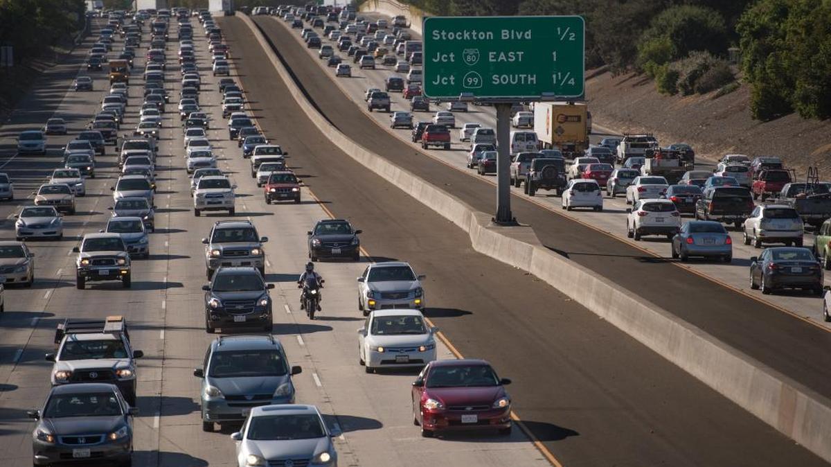 
Commuter traffic on Highway 50 near the 59th Street exit on Sept. 23, 2015. Nationally, road deaths jumped nearly 10 percent in the first three months of this year, according to the National Highway Traffic Safety Administration. California officials say they saw a 13 percent uptick over three recent years through 2013 and expect that trend to continue when 2014 numbers are finalized.
