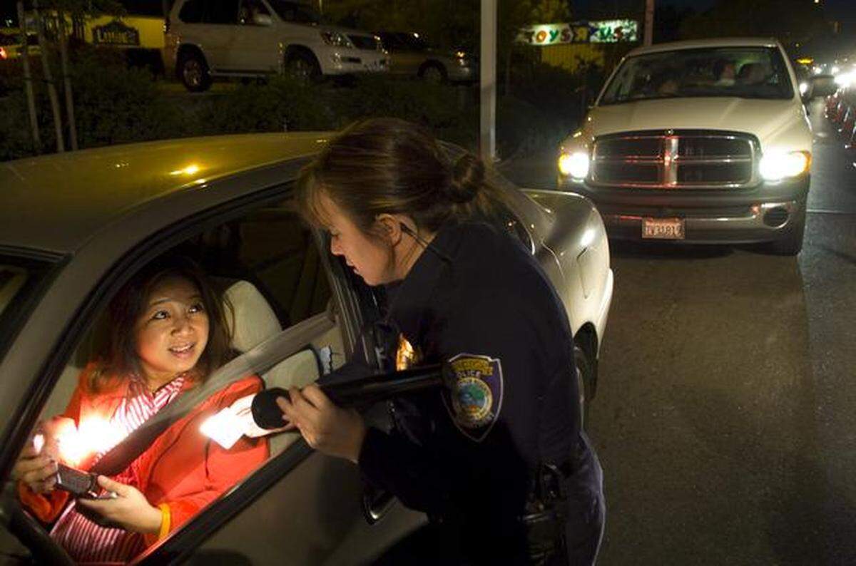 Citrus Heights Police Department officer Jennifer Kell checks a drivers license during a DUI checkpoint in 2008. The Elk Grove Police Department will hold a sobriety and diver’s license checkpoint on Friday, July 18, 2025.