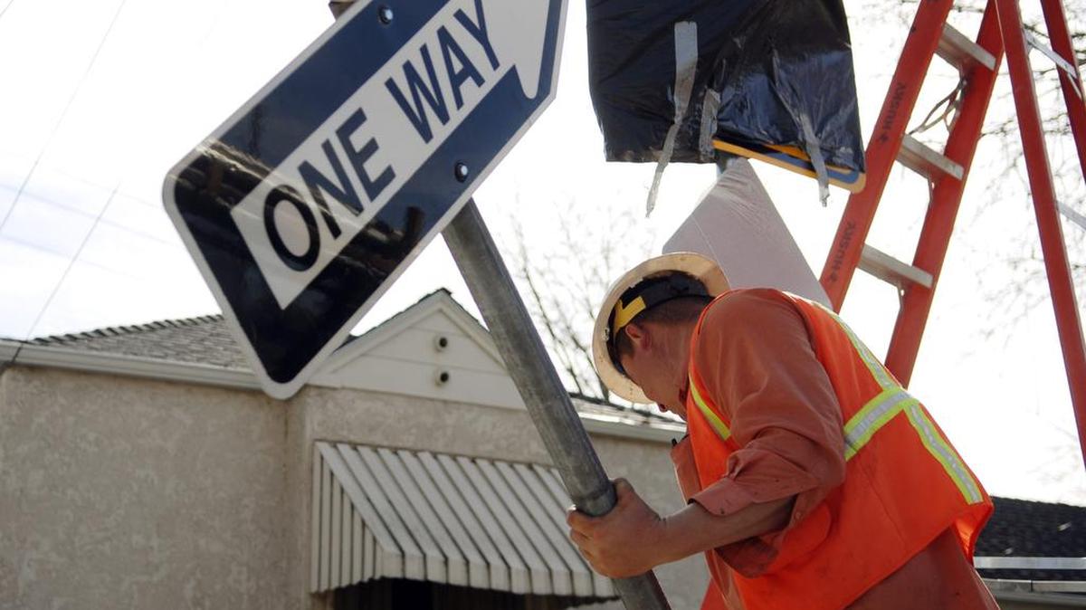 Javier Garcia removes all the “one way” signs to covert Freeport Blvd. into a two-way street from Broadway to 4th Ave., February 7, 2008. Sacramento officials today will unveil Sacramento Grid 2.0, the idea includes turning 62 blocks of one-way streets back into two-way streets.