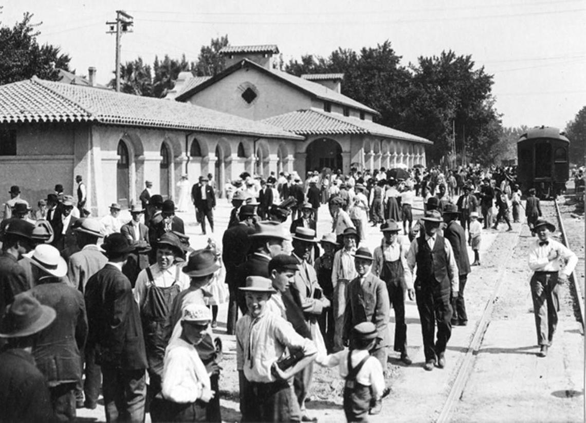 At crowd attends the arrival of the first passenger train at the Sacramento Western Pacific Depot on J Street on Aug. 22, 1910.