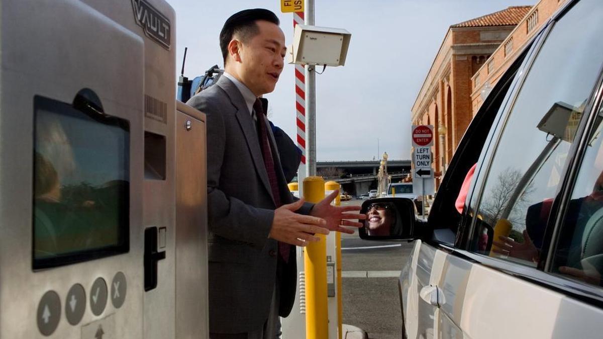 Howard Chan, left, greets a motorist at the entrance to the parking lot at the Amtrak rail station in Sacramento on Friday December 29, 2006. At the time, Chan was the city’s parking services manager. He will serve as interim city manager until June 2017. Sacramento Bee/ Randall Benton