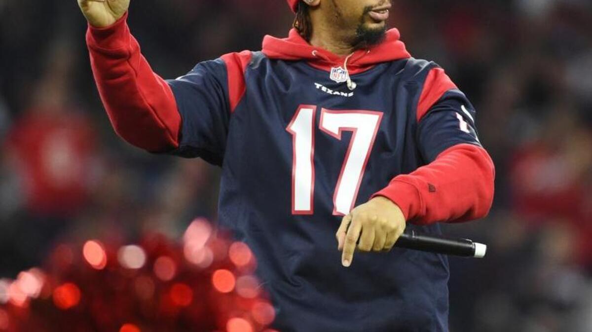 Rapper Lil’ Jon, shown at halftime of an NFL playoff football game in January, will perform at The Park Ultra Lounge, 1116 15th St., Sacramento, beginning at 9:30 p.m. Friday, Feb. 5, 2016.