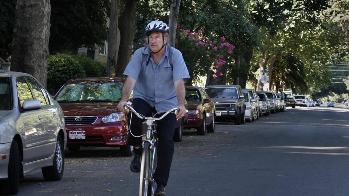 Mike McKeever (cq) rides his classic Schwinn three-speed through downtown Sacramento on his way from his Curtis Park home to work at L and 13th streets Monday, July 2, 2007. McKeever, executive director of the Sacramento Area Council of Governments is point man for the region's controversial 25-year transportation plan. The Sacramento Bee / Randy Pench