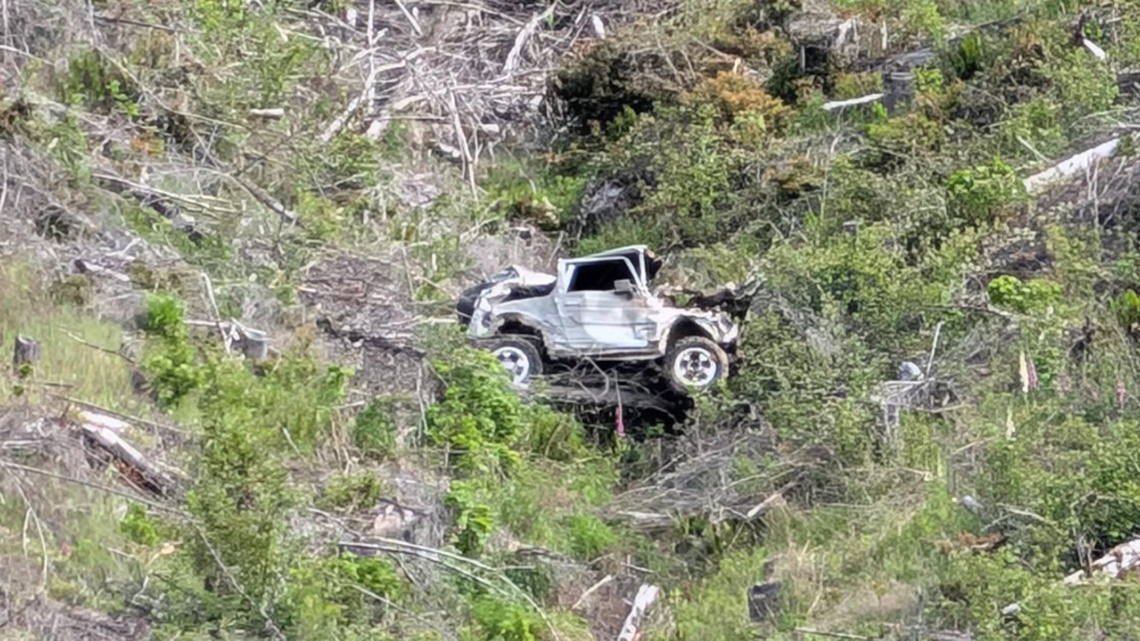 A couple died in a rollover crash, Oregon deputies said.