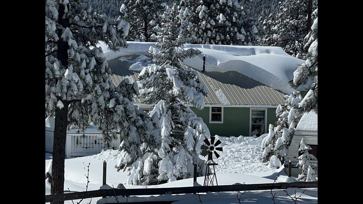 A roof avalanche, not the one pictured, buried two teens outside a Colorado home, leaving one seriously injured, officials say. Pictured: a roof avalanche in Coal Creek on March 15, 2024.
