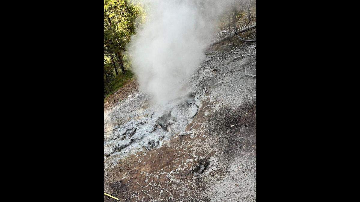 Scientists noticed a “very thin veneer of grey silicious clay barely covered the surrounding surface, indicating its very young nature.”