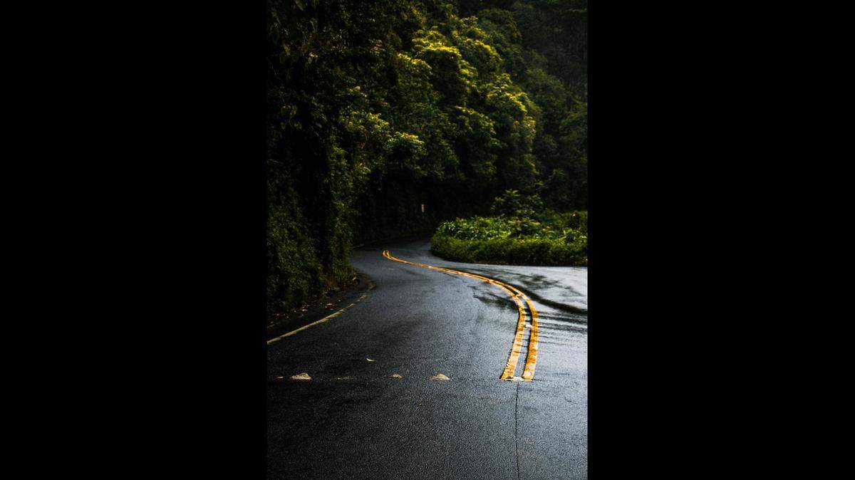 A portion of Hana Highway in Maui, Hawaii, is shown.