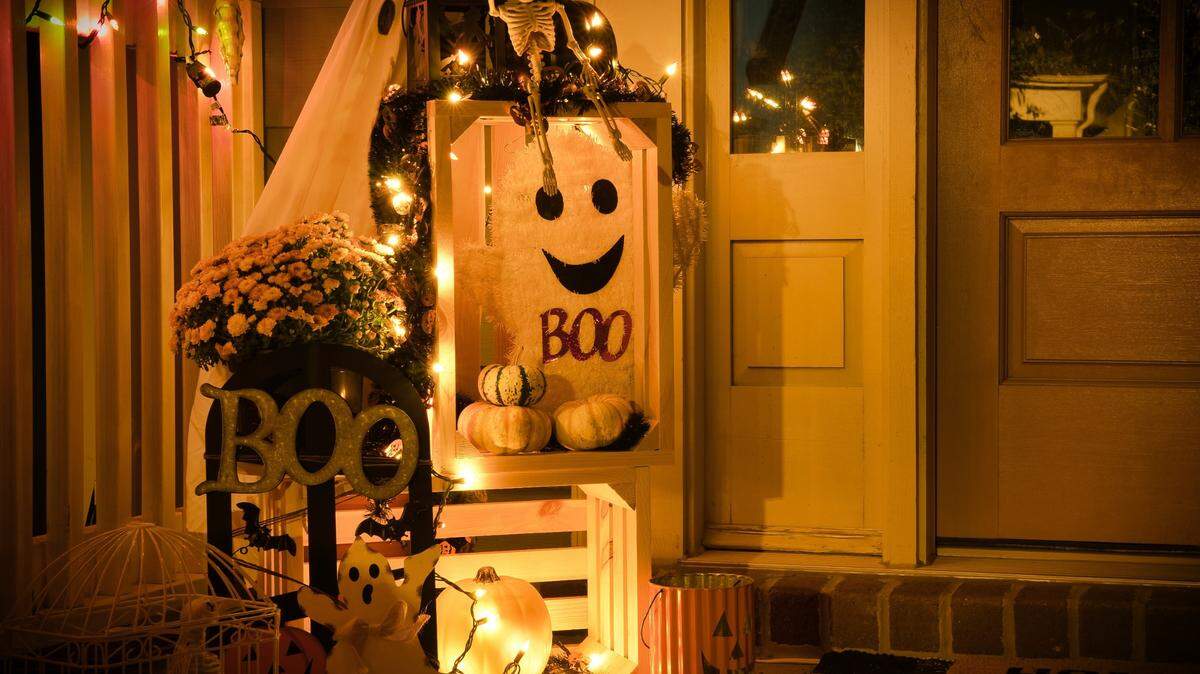 Police in PIttsburg, California, are looking for a man they suspect of stealing Halloween decorations from homes at night.