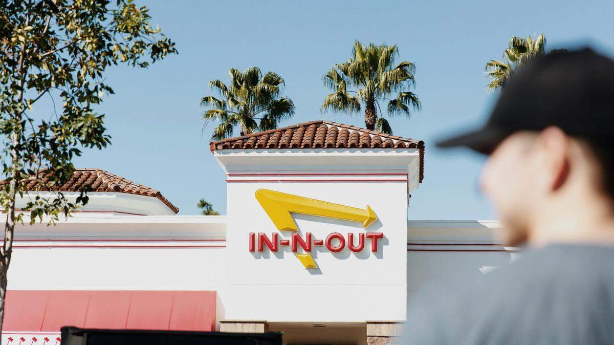 In-N-Out Burger is tweaking some of its recipes amid a push by the government to eliminate synthetic food dyes.