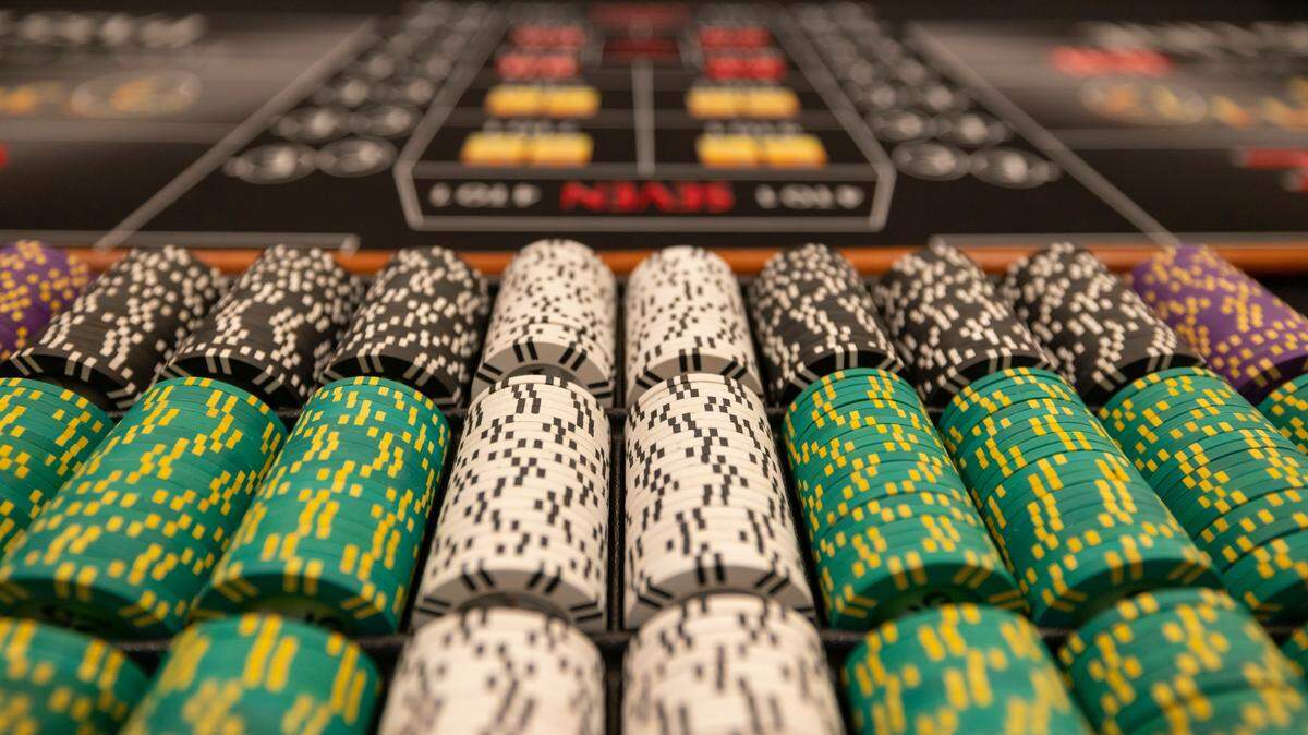 A gambler hit a record-setting $700,503 progressive jackpot on a Sky River Casino table game, casino officials said.
