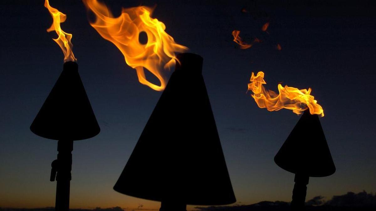 Tiki torches are more commonly seen at luaus and pool parties, but when they turned up Saturday at a white nationalist rally in Virginia, social media ... guffawed.