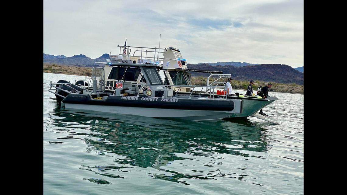 A woman drowned after her life vest came off while she was swimming in an Arizona lake, deputies say.