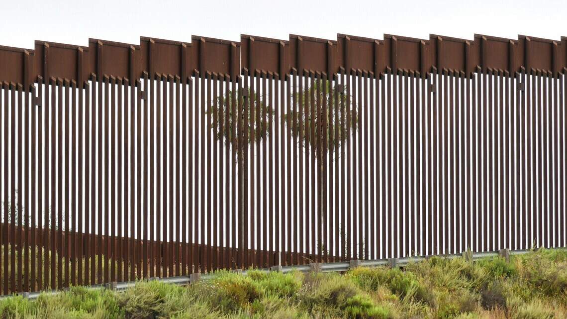 Hospitalizan a 10 tras caer de muro fronterizo entre EU y México: autoridades