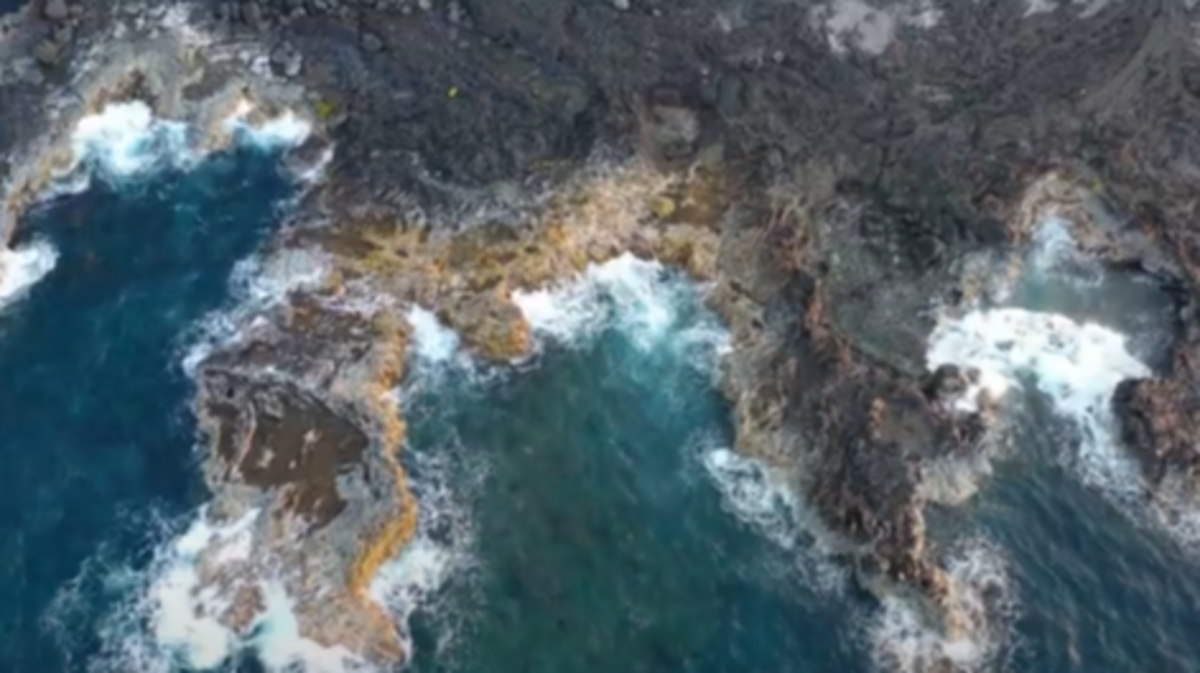 The Mermaid Pond area on the island of Hawaii is shown.