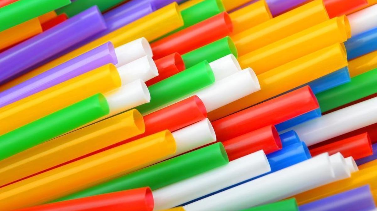 Restaurants in California would be prohibited from automatically handing out straws to customers under a bill introduced in the Legislature on Jan. 18, 2018.