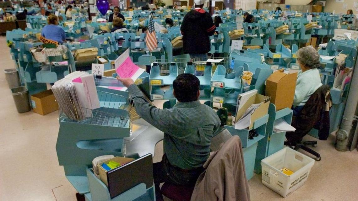 Workers at the California Franchise Tax Board receive incoming tax returns in 2006. Average adjusted gross income increased only for the top fifth of filers from 1994 through 2013, tax board data shows.