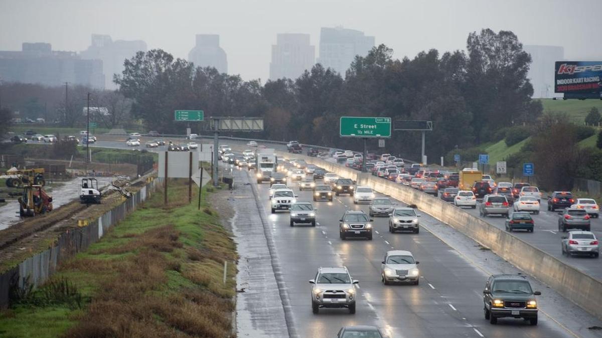 Cars move slowly along the Capital City Freeway on Jan. 5, 2016.