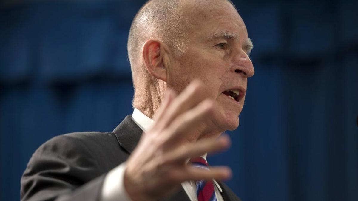 Gov. Jerry Brown has proposed easing parole standards with an initiative that could be on the ballot this fall. California district attorneys oppose the move and want Brown’s proposal to be separated from a juvenile justice measure.