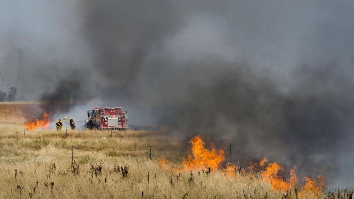 
The Sacramento Metropolitan Fire District responds to a 430-acre grass fire in the Elverta area, Monday, July 27, 2015.
