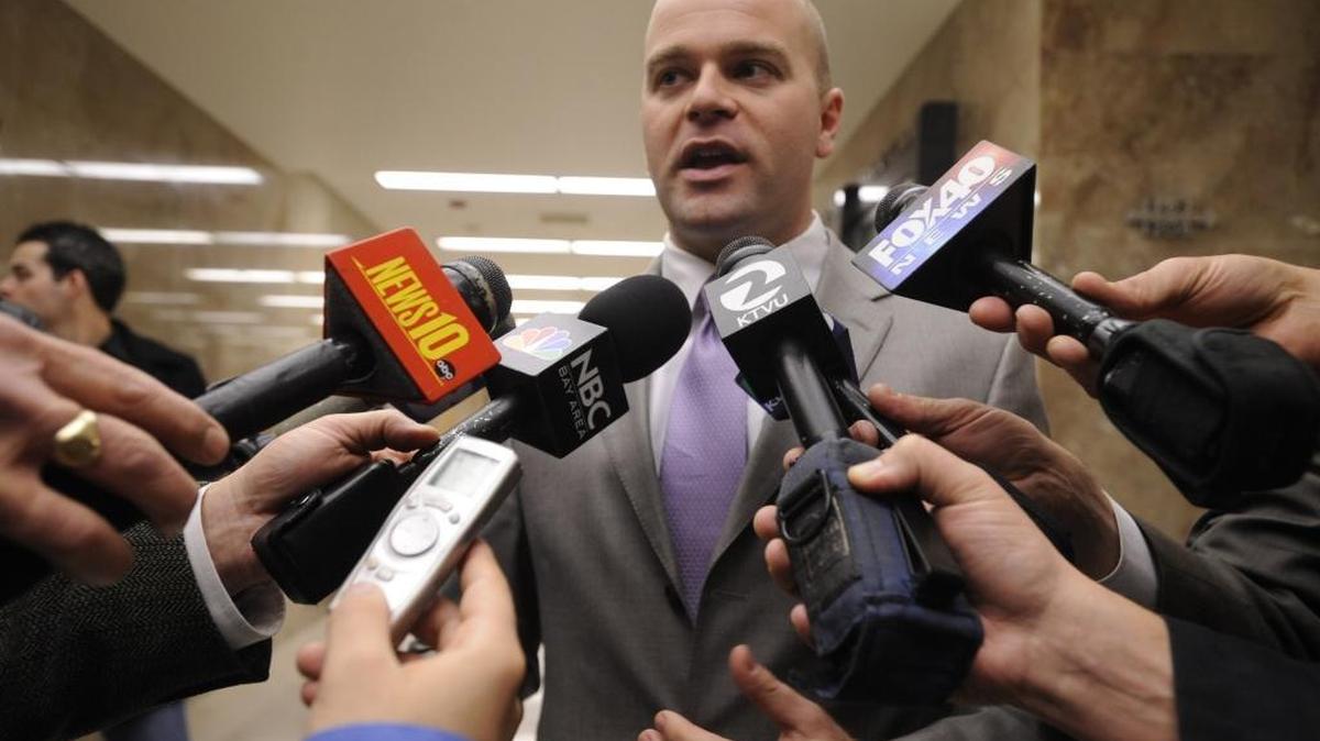 
Aaron McLear, press Secretary to then-Gov. Arnold Schwarzenegger, briefs reporters at the Capitol on Feb 11, 2009.

