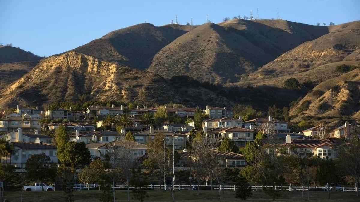 Hillside homes above Sesnon Blvd. near SoCal Gas Company’s Aliso Canyon storage in December 2015 in Porter Ranch.