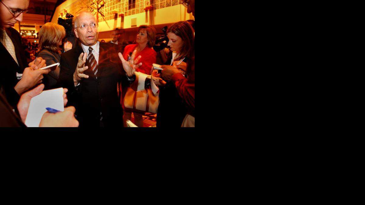 
Lobbyist and campaign consultant Richie Ross speaks with reporters in 2003. He has agreed to pay a $5,000 fine and write off $160,000 he’s owed for violating California’s lobbying laws.
