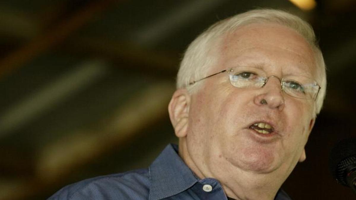 
Political analyst Allan Hoffenblum addresses members of the California Republican Party in 2004 in Los Olivos.
