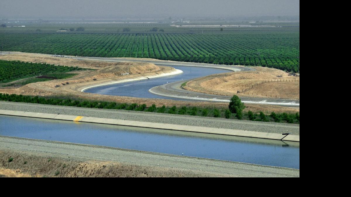 
Portions of the two largest north-south water delivery systems in California run side-by-side near Patterson, Stanislaus County.
