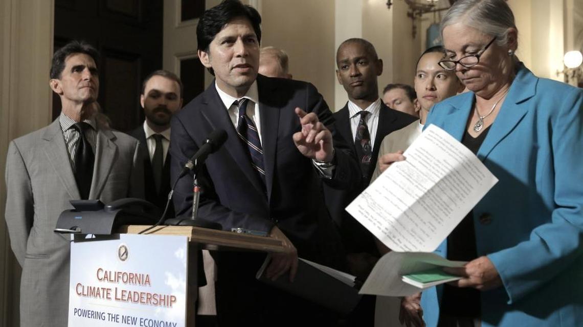 
State Senate President Pro Tem Kevin de Leon, D-Los Angeles, center, answers a question concerning a pair of environmental measures before the Legislature, during a news conference,Tuesday, Aug. 25, 2015, in Sacramento.
