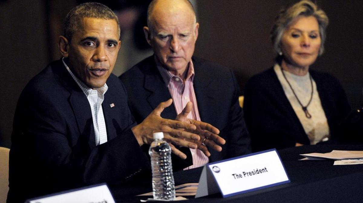 President Barack Obama, left, talks about drought issues with California Gov. Jerry Brown, center, and Sen. Barbara Boxer during a 2014 roundtable meeting near Los Banos. All three leaders will be attending an annual summit at Lake Tahoe Wednesday.