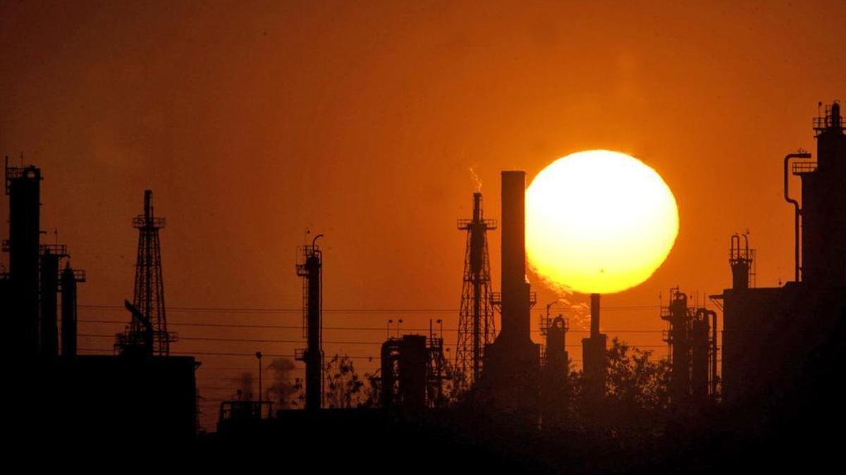 
FILE - In this Tuesday, Aug. 21, 2007 file photo, the sun sets behind an oil refinery on Rosedale Highway, in Bakersfield, Calif. More than 200 businesses, trade groups, nonprofit groups and others report lobbying on Senate Bill 350, a bill meant to reduce emissions blamed for climate change.
