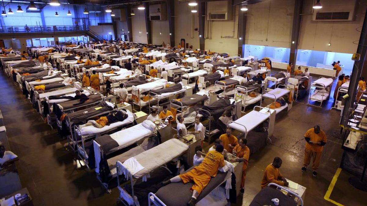 
Several hundred inmates crowd the gymnasium at San Quentin prison in 2009.
