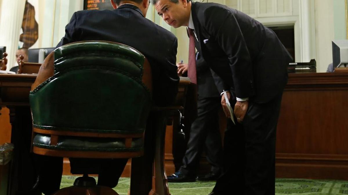
Democratic Assemblymen Kansen Chu of San Jose, left, and Rob Bonta of Alameda, confer during the Assembly session Thursday.
