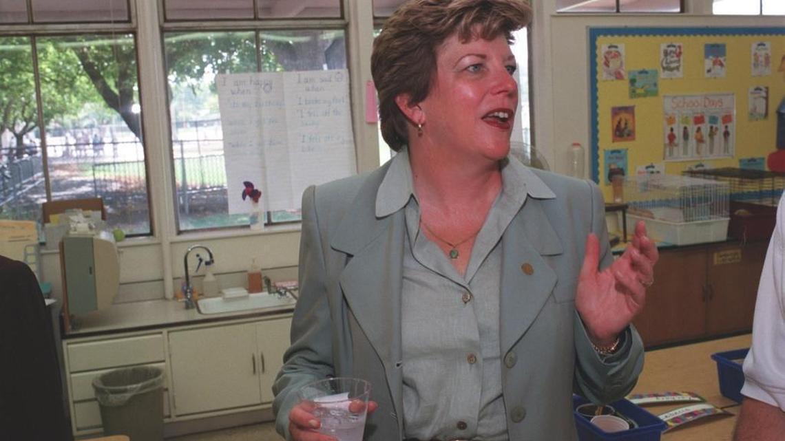 Then-State Superintendent of Schools Delanie Eastin visits Mariemont Elementary Thursday, September 3, 1998, after delivering her back-to-school address for the media.